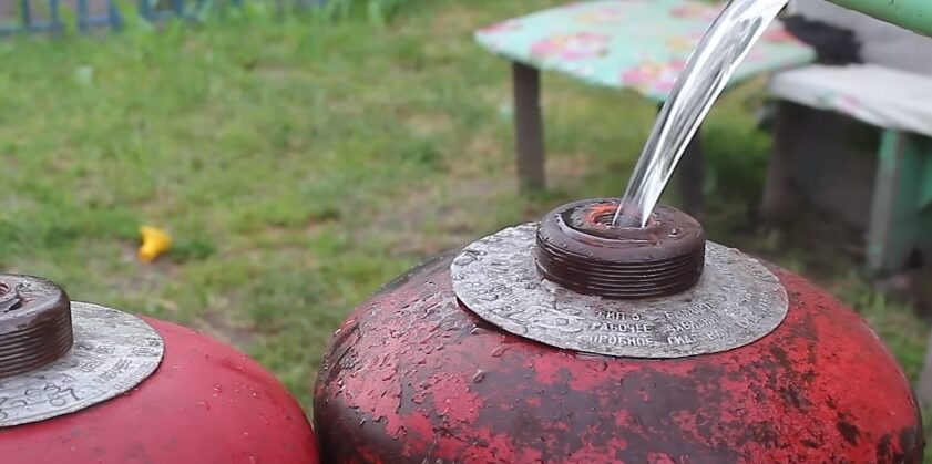 Jak vyrobit gril z plynové láhve vlastníma rukama: naplňte vodou