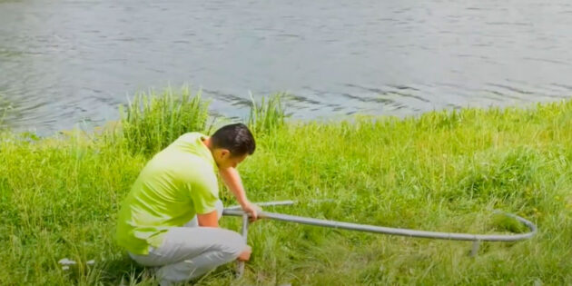 Jak sestavit trampolínu se sítí: do rámu vložte distanční podložky